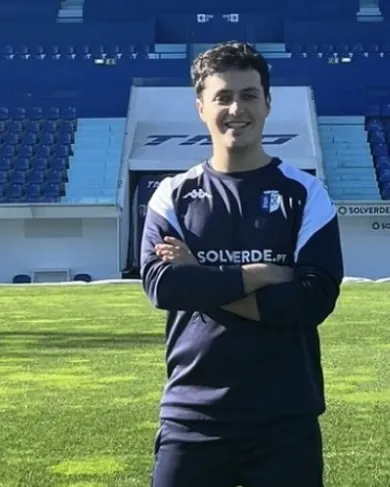 Carlos Jiménez de brazos cruzados sobre el césped de un estadio