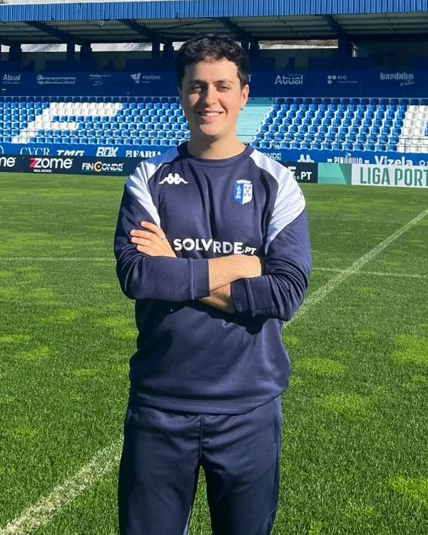 Carlos Jiménez de brazos cruzados sobre el césped del estadio del Vizela FC