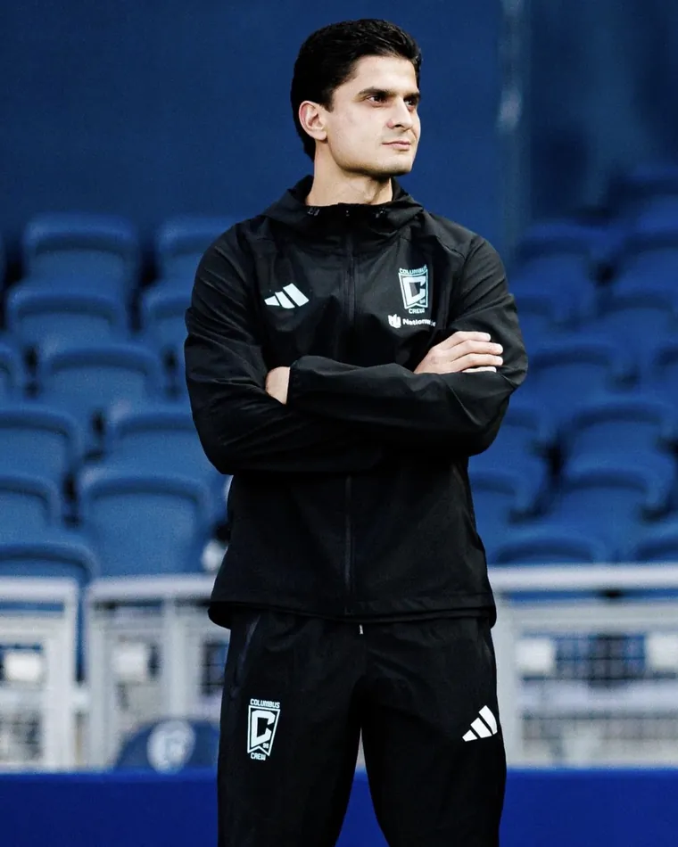 David Lianes de brazos cruzados en un estadio