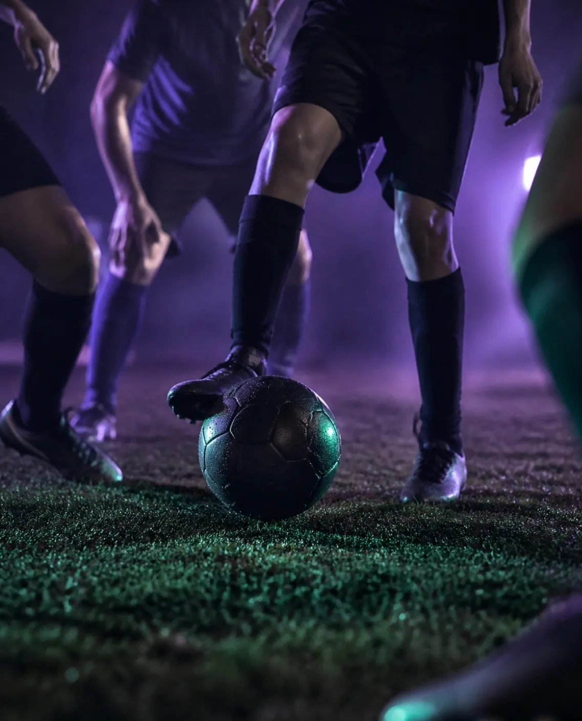 Un futbolista duda con el balón en los pies mientras los rivales se le echan encima
